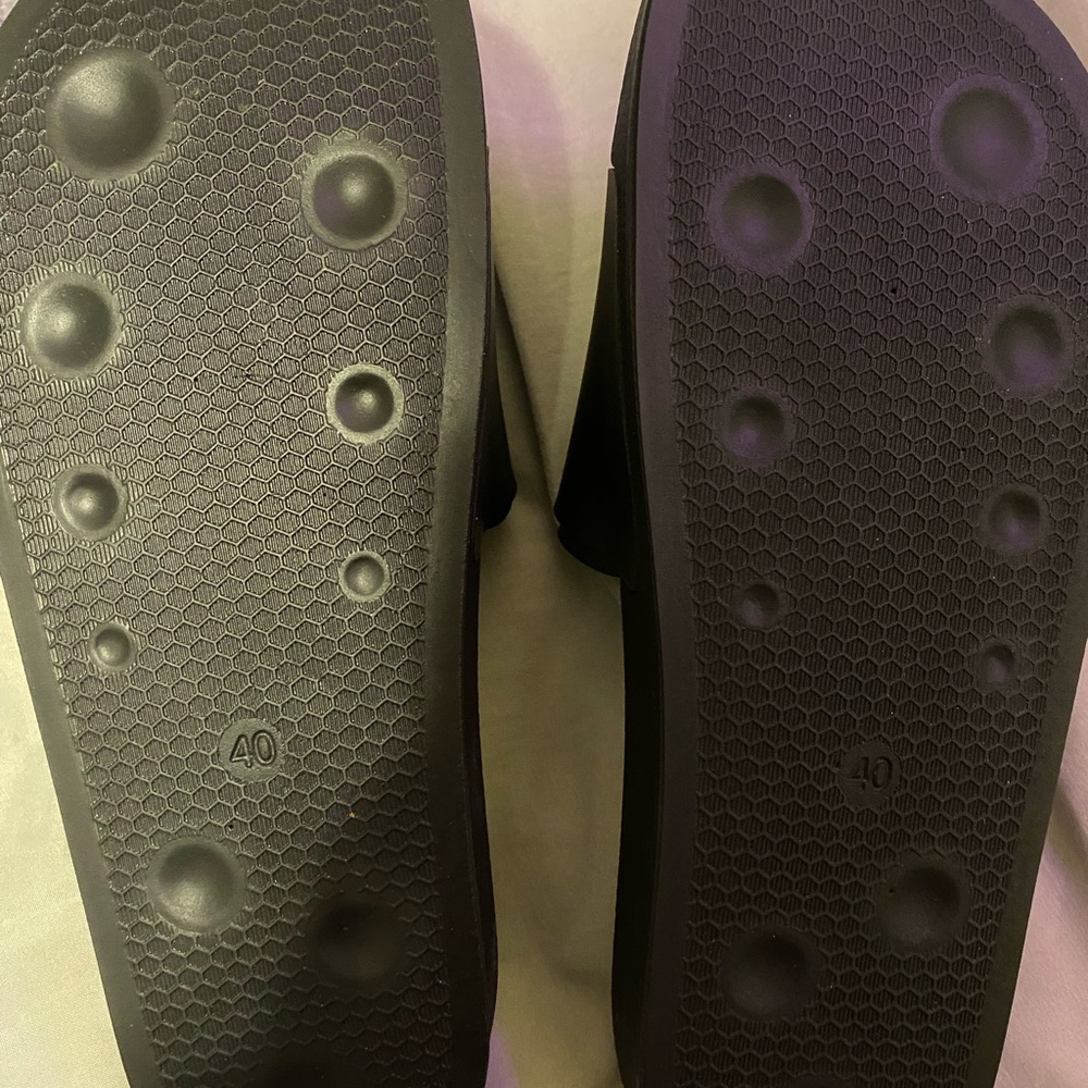 Off white slides - Picture 2 of 4